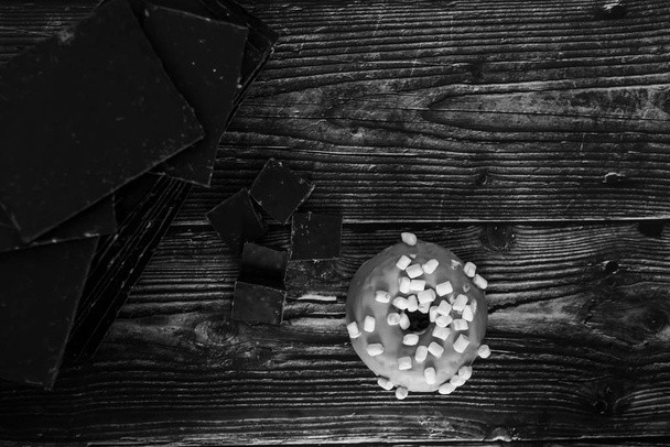 Coppia di focacce glassate con zucchero rosa e marshmallow, ripiene w
 - Foto, immagini