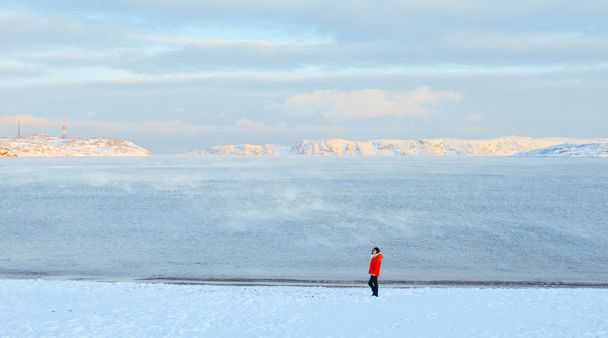 Азіатський жінка вигулює на арктичні моря - Фото, зображення