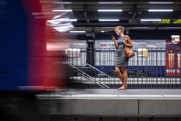 Bonita joven viajera esperando su tren diario
 - Foto, Imagen