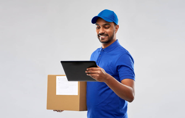 indian delivery man with tablet pc and parcel box - Foto, immagini