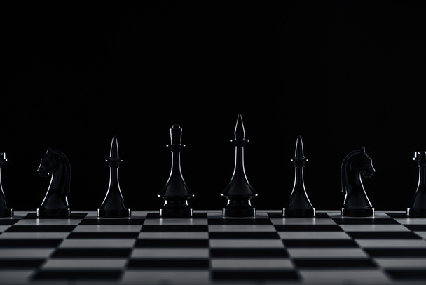 scacchiera con figure scacchistiche nere isolate su nero
 - Foto, immagini