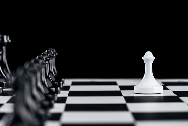 Selektywny fokus szachownicy z figury szachowe czarny i biały pion z przodu na czarnym tle - Zdjęcie, obraz