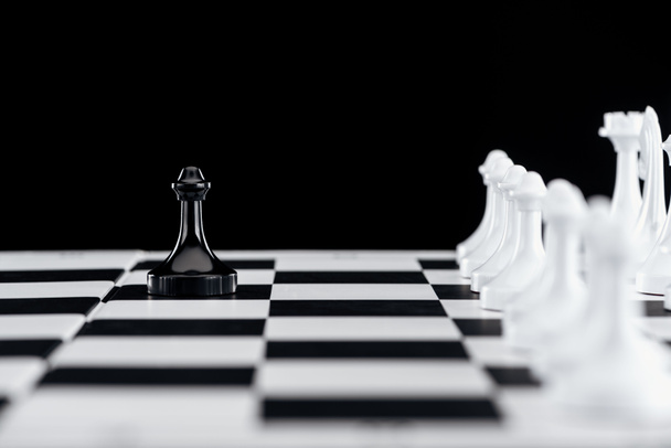 enfoque selectivo de tablero de ajedrez con figuras de ajedrez blanco y peón negro en frente aislado en negro
 - Foto, Imagen