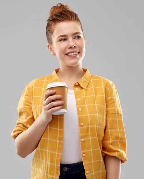 紙のコーヒー カップ幸せな赤毛の十代の少女 - 写真・画像