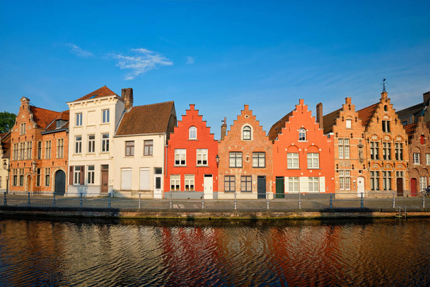 Κανάλι και παλιά σπίτια. Bruges Brugge, Βέλγιο - Φωτογραφία, εικόνα
