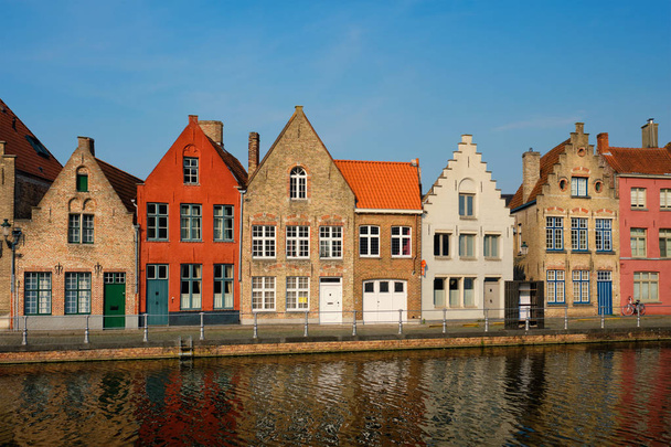 Kanał i stare domy. Brugia Brugia, Belgia - Zdjęcie, obraz