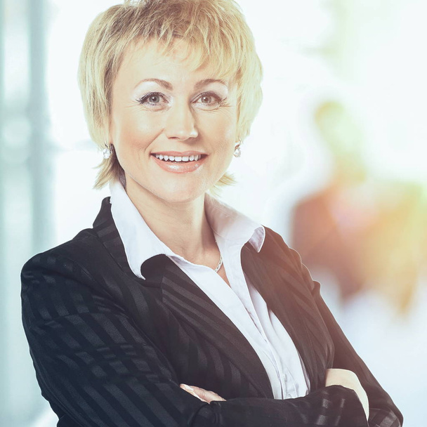 confident business woman in the office with a team behind her - Zdjęcie, obraz