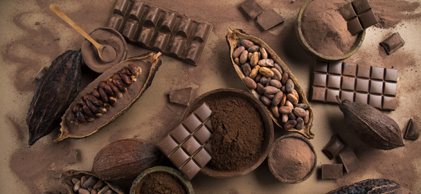 Kollektion Schokolade, Kakaoschote, Süßigkeiten süß, Dessert auf Naturpapier Hintergrund - Foto, Bild