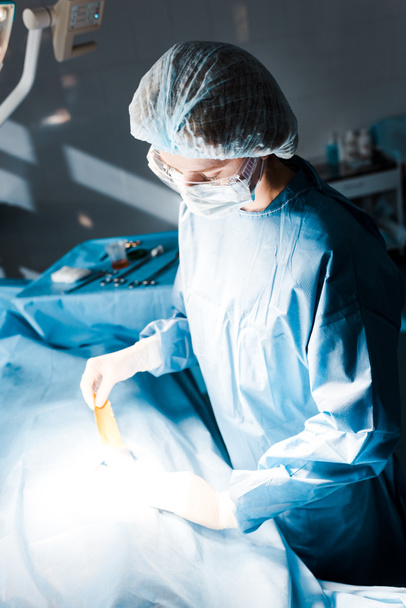 θέα υψηλής γωνίας της νοσοκόμας σε στολή και ιατρική καπάκι λωρίδα  - Φωτογραφία, εικόνα