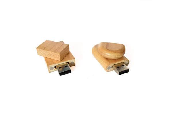 zwei hölzerne USB-Flash-Speicher isoliert auf weißem Hintergrund - Foto, Bild