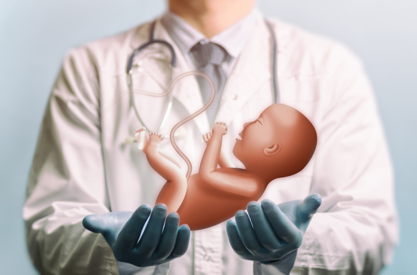 Εικόνα ενός γιατρού σε ένα άσπρο παλτό και το μωρό πάνω από τα χέρια του. Φροντίδα του βρέφους. - Φωτογραφία, εικόνα
