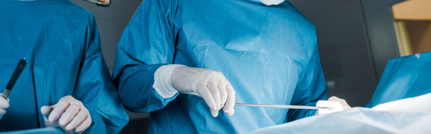 plano panorámico de enfermera y cirujano en uniformes haciendo la operación
  - Foto, imagen