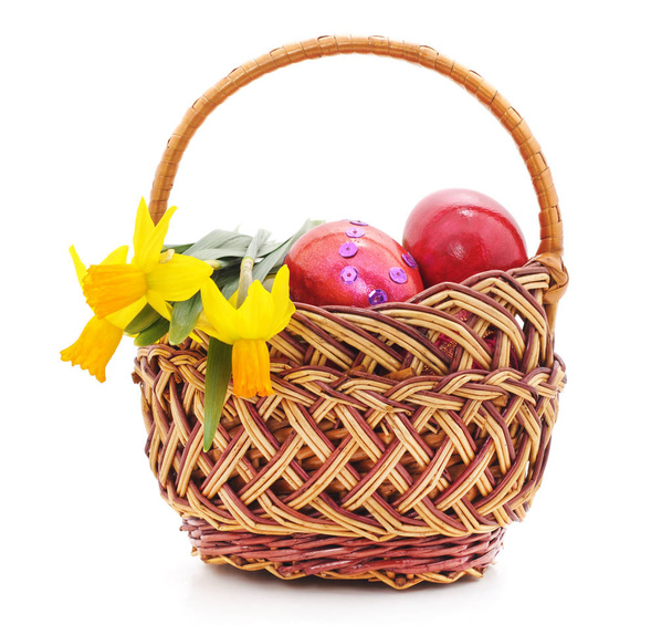 Cesta de Pascua con huevos y narcisos amarillos
. - Foto, Imagen