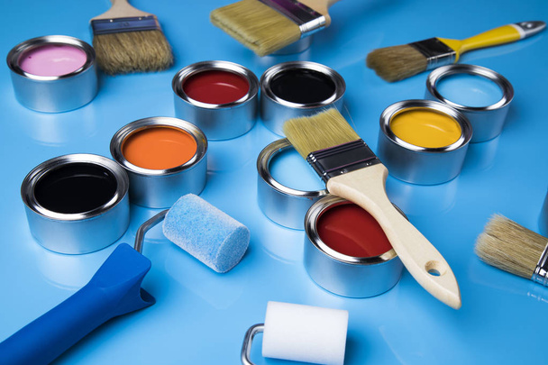 Pincel sobre latas con color - Foto, Imagen