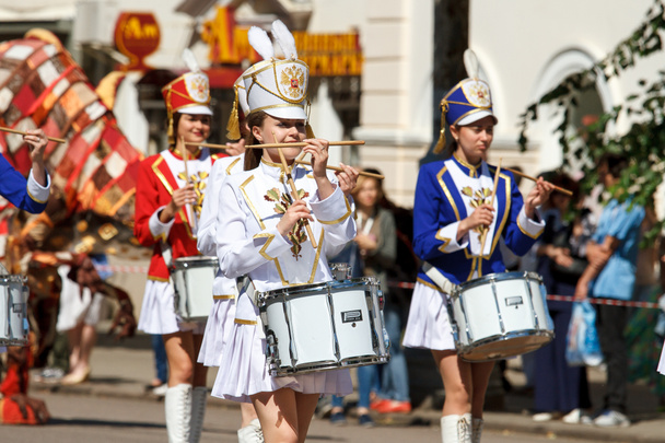 Voronezh, Rusia: 12 de junio de 2016. Desfile de teatros callejeros en un buen día soleado. Diversión, alegría
 - Foto, Imagen