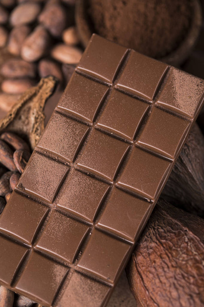 Kakaoschote und Schokoriegel und Desserthintergrund - Foto, Bild