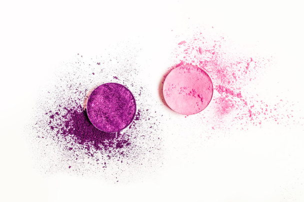 Στρογγυλή ξηρό παλέτα συνθλίβονται μωβ και ροζ σκιά ματιών ως δείγμα του καλλυντικού προϊόντος που απομονώνονται σε λευκό φόντο - Φωτογραφία, εικόνα