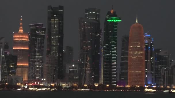 Doha skyline noc - Materiał filmowy, wideo