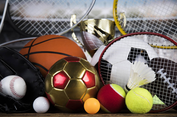 Palle sportive con attrezzatura, sfondo vincitore - Foto, immagini