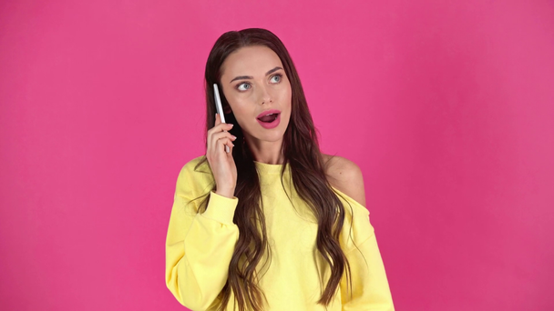 studio shoot van boos en overstuur jonge vrouw gebaren tijdens gesprek op smartphone - Video