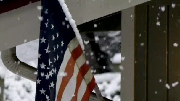 tempestade lentamente cobre bandeira americana na neve
 - Filmagem, Vídeo