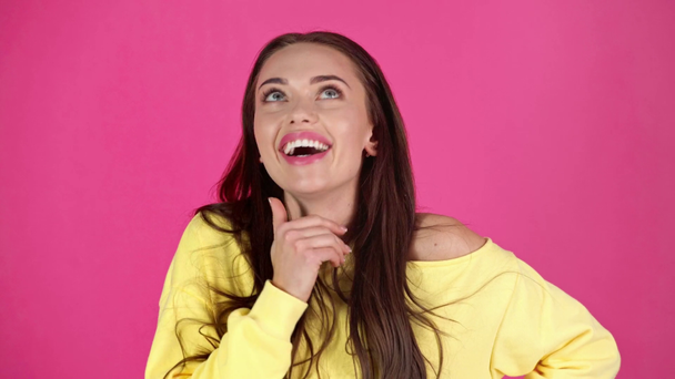 студійний знімок привабливої щасливої і здивованої молодої жінки жестикулює ізольовано на малині
 - Кадри, відео