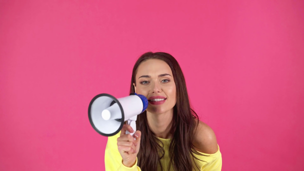 Studioaufnahme attraktiver junger Frau, die in Lautsprecher schreit - Filmmaterial, Video