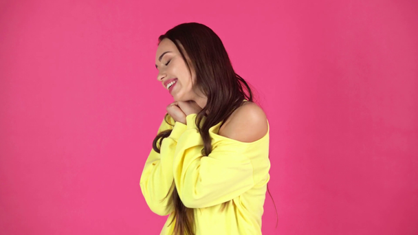 studio shoot van verrast mooie gelukkig jonge vrouw vreugde en handen klappen  - Video
