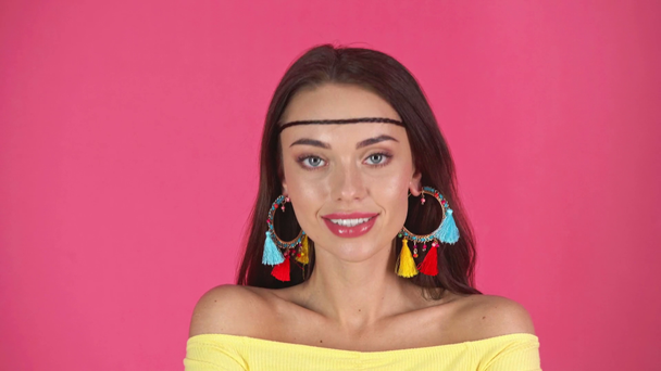 studio ampua kaunis nuori nainen tyylikäs tarvikkeet poseeraa Crimson
 - Materiaali, video