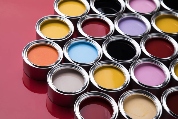 Coleção de tintas coloridas latas
 - Foto, Imagem