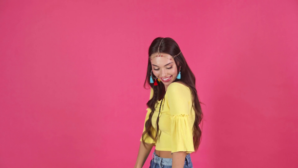 Crimson üzerinde izole stüdyo çekimi dans mutlu genç kadın - Video, Çekim