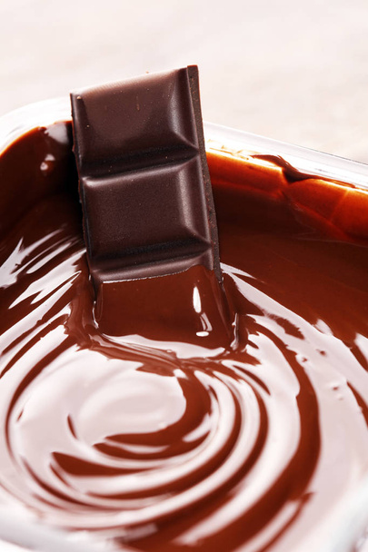 Schmelzende Schokolade, geschmolzene köstliche Schokolade für handgemachte Pralinen - Foto, Bild