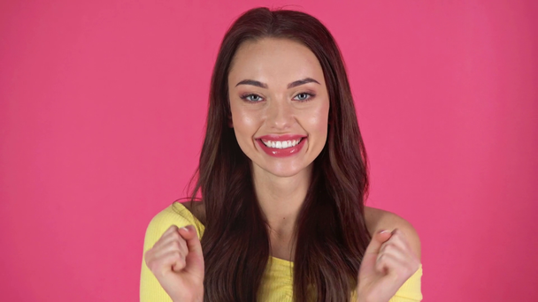 studio shoot van gelukkige jonge vrouw vreugde en tonen duimschroef opwaarts geïsoleerd op crimson - Video