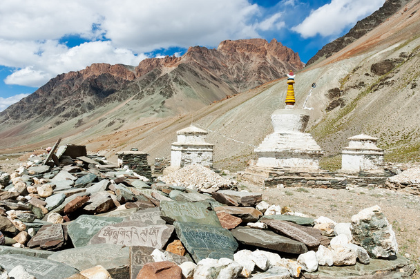 Tibetaanse stoepa's en mani-stenen - Foto, afbeelding