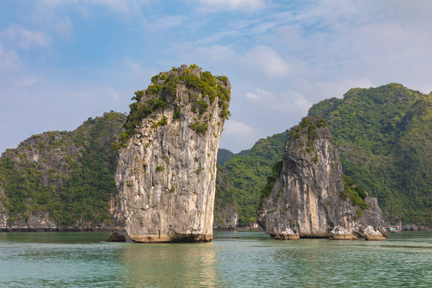 Isole rocciose vicino al villaggio galleggiante nella baia di Halong, Vietnam, Sud
 - Foto, immagini