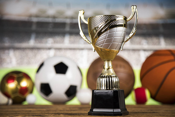 Prijswinnend en kampioenschap concept, trofee beker op sport achtergrond - Foto, afbeelding