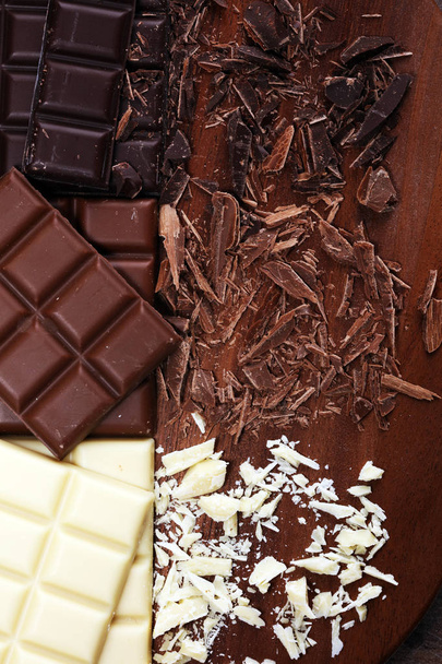 cioccolato di colore diverso. latte, barrette di cioccolato fondente e bianco
 - Foto, immagini