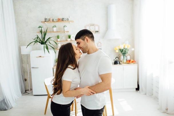 Сексуальна чуттєва молода пара стоїть і обіймається на кухні
 - Фото, зображення