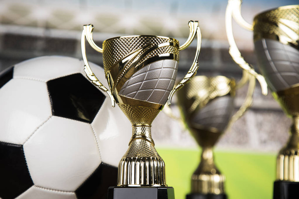 Βραβευμένο και πρωταθλήματος έννοια, κύπελλο τρόπαιο για τον αθλητισμό φόντο - Φωτογραφία, εικόνα