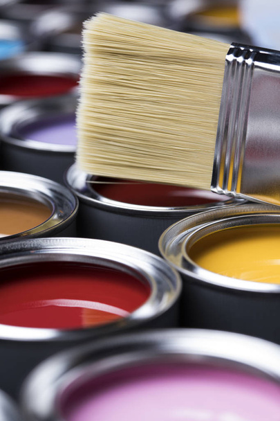Latas de lata com tinta, pincéis e paleta brilhante de cores - Foto, Imagem