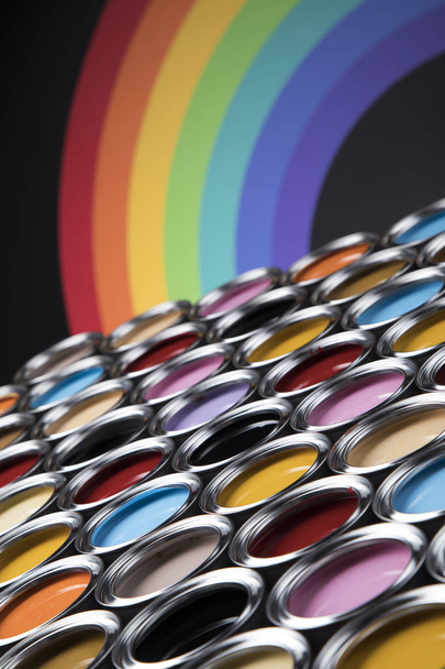 Gruppo di concetto di creatività di lattine di metallo di stagno con vernice a colori - Foto, immagini