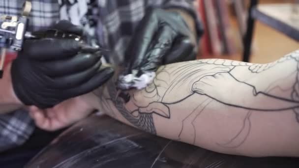 Καλλιτέχνης τατουάζ θα κάνει αυτόματη τατουάζ τατουάζ μηχάνημα. - Πλάνα, βίντεο