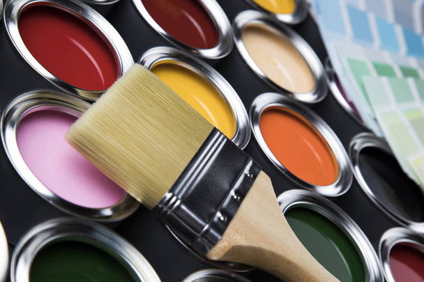 Κονσερβοκούτια με χρώμα, πινέλα και φωτεινή παλέτα χρωμάτων - Φωτογραφία, εικόνα