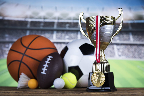 Nyertes trófea, sporteszközök és labdák - Fotó, kép