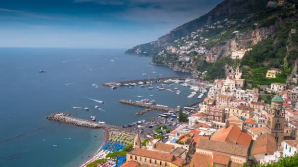 Słoneczny dzień Amalfy plaży antenowe panorama 4 k czas wygaśnięcia Włochy. - Materiał filmowy, wideo
