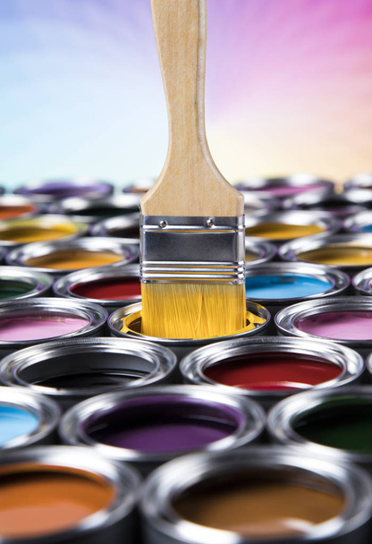 Plechovky s barvou, štětcem a pestrou paletou barev - Fotografie, Obrázek