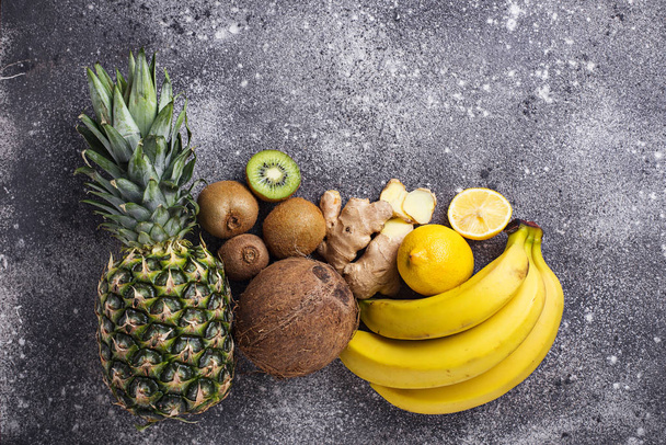 Sortiment ovoce, žluté a hnědé - Fotografie, Obrázek