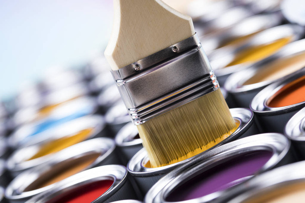 Latas de lata con pintura, pinceles y paleta de colores brillantes - Foto, Imagen