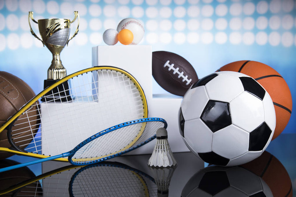 Podium voor sportprijzen, uitrusting en ballen - Foto, afbeelding