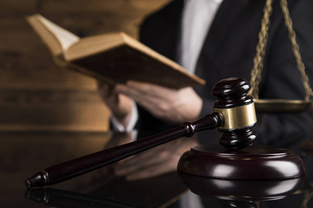 Juez, juez masculino en un tribunal golpeando el mazo
 - Foto, Imagen